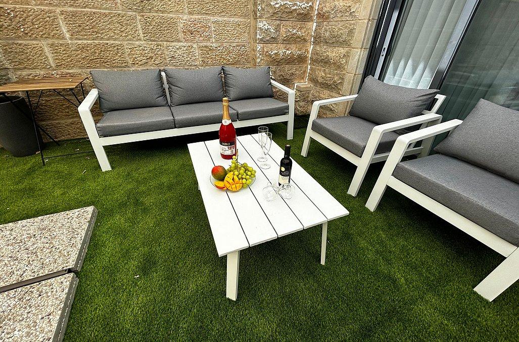 150520 חצר המתחם, וילה בהר, וילה  בצור הדסה וילות - Vila