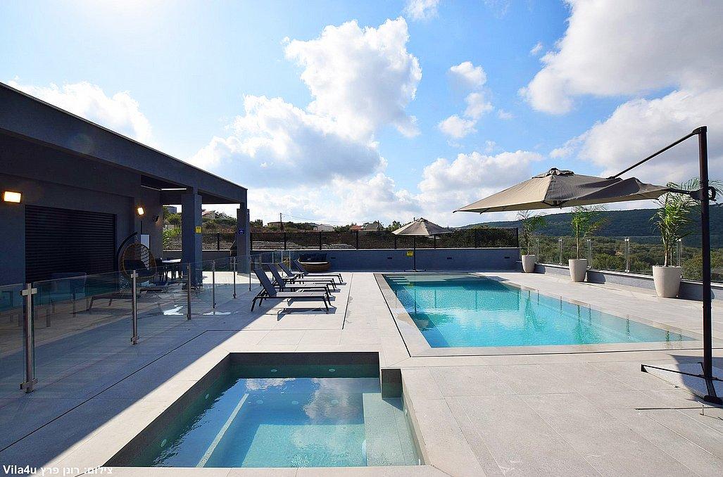 154700 המתחם החיצוני, וילה מול ההר, וילה  בשומרה וילות - Vila