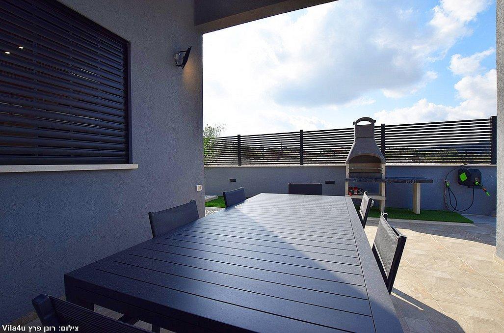 154702 המתחם החיצוני, וילה מול ההר, וילה  בשומרה וילות - Vila