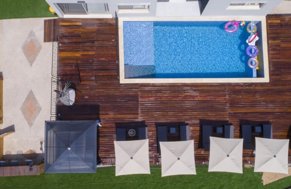 156058 המתחם החיצוני, אחוזת סאנשיין, וילה  בזרעית וילות - Vila