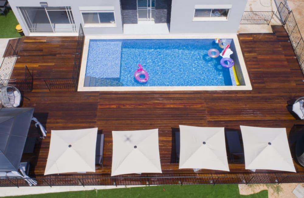 156060 המתחם החיצוני, אחוזת סאנשיין, וילה  בזרעית וילות - Vila