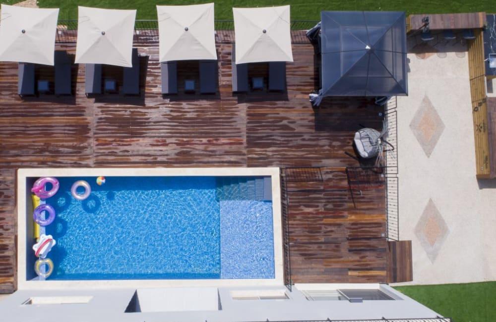 156063 המתחם החיצוני, אחוזת סאנשיין, וילה  בזרעית וילות - Vila