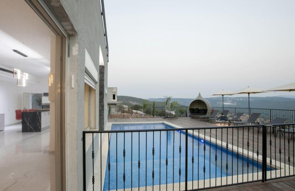 156071 המתחם החיצוני, אחוזת סאנשיין, וילה  בזרעית וילות - Vila