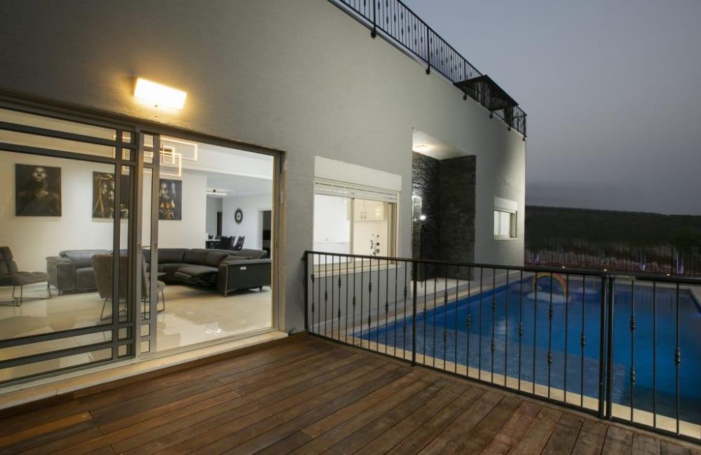 156073 המתחם החיצוני, אחוזת סאנשיין, וילה  בזרעית וילות - Vila