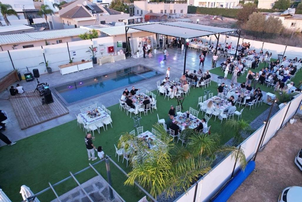 188374 חוגגים אצלנו, אואזיס, וילה  בשדה צבי וילות - Vila