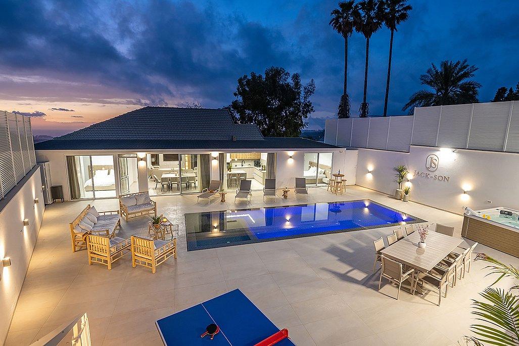 188677 המתחם החיצוני בלילה, וילה ג'קסון - Jack son, וילה  בעין יעקב וילות - Vila