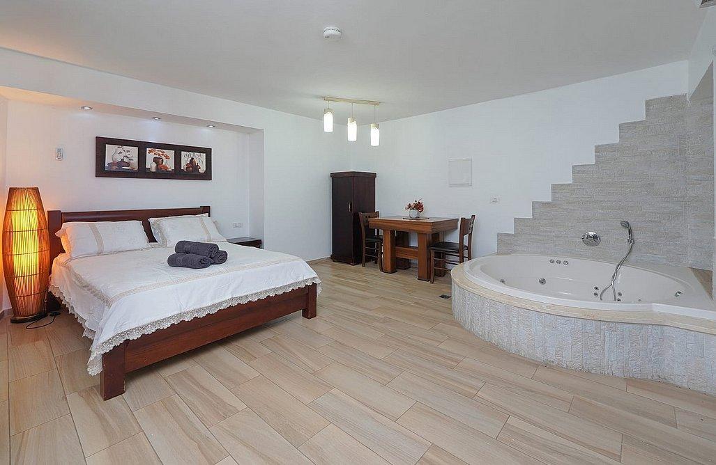 195122 גלרית פנים, שלווה במושבה - אירוח כפרי, וילה  במגדל וילות - Vila