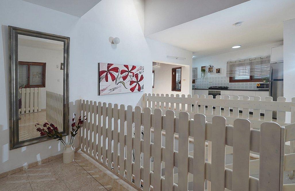 195124 גלרית פנים, שלווה במושבה - אירוח כפרי, וילה  במגדל וילות - Vila