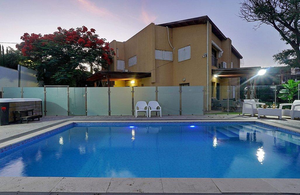 195163 גלרית חוץ, שלווה במושבה - אירוח כפרי, וילה  במגדל וילות - Vila