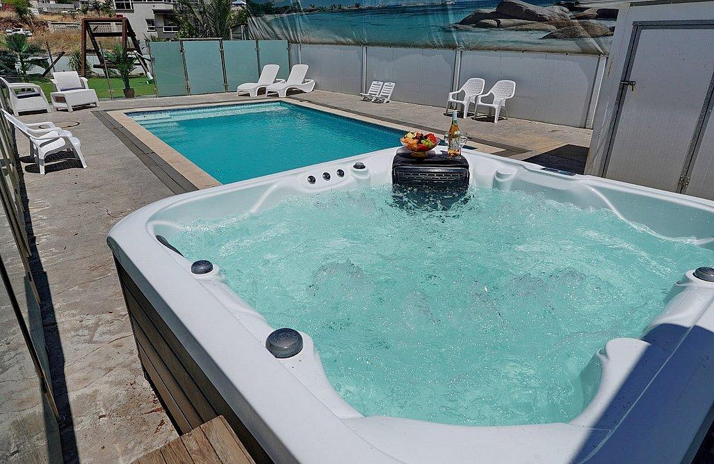 195166 גלרית חוץ, שלווה במושבה - אירוח כפרי, וילה  במגדל וילות - Vila