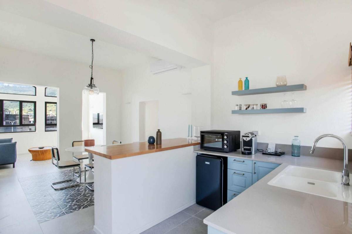 197186 סוויטות 3+4 שקד ורום, יו ג'י בוטיק -  UG Boutique Apartment hotel, וילה  בטבריה וילות - Vila