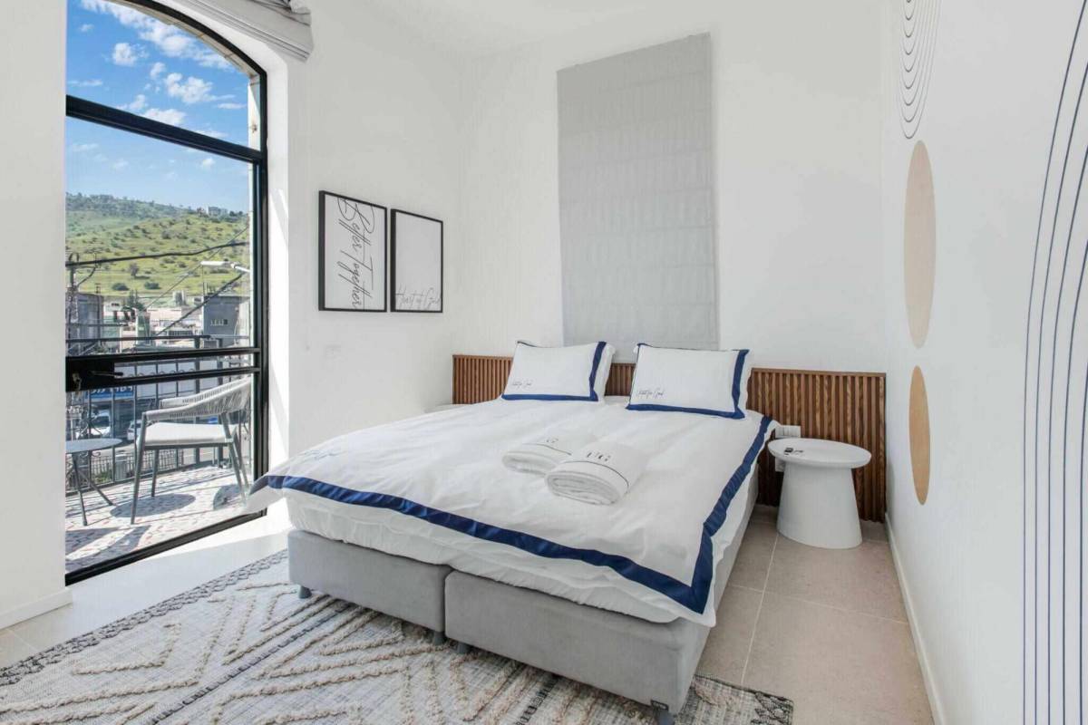 197196 סוויטות 3+4 שקד ורום, יו ג'י בוטיק -  UG Boutique Apartment hotel, וילה  בטבריה וילות - Vila