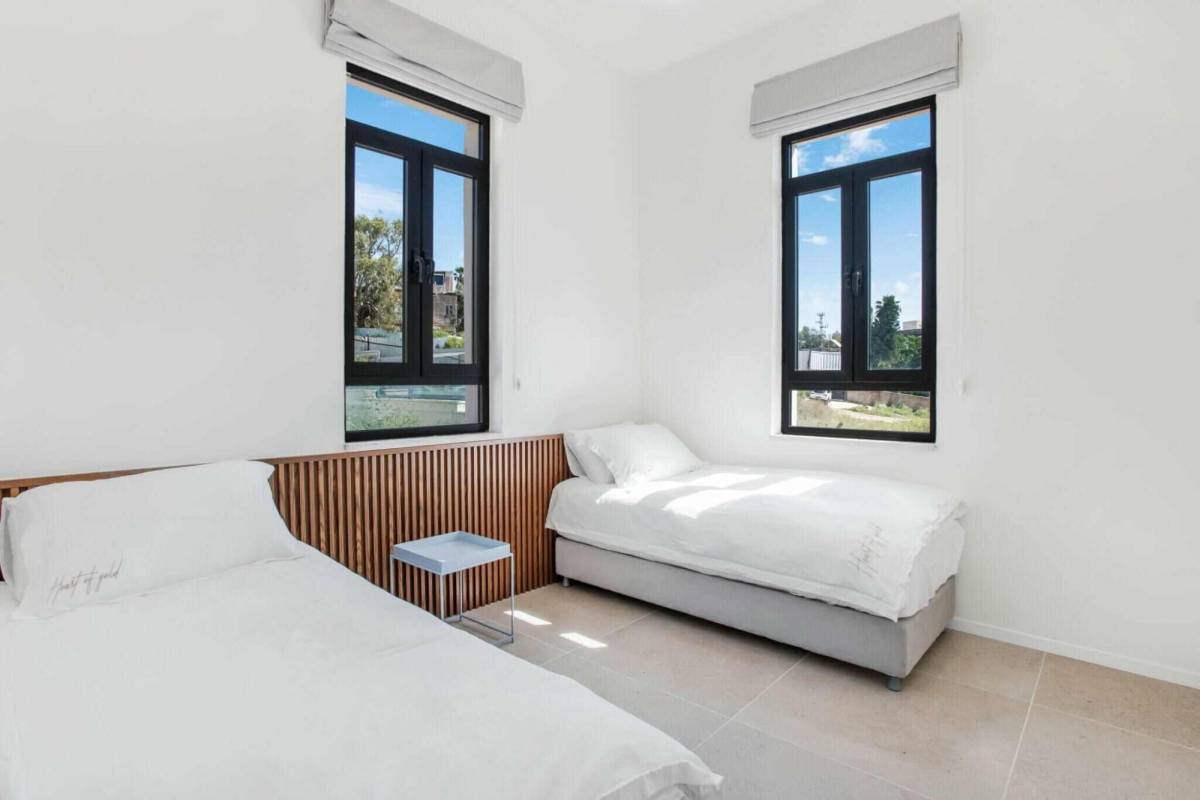 197197 סוויטות 3+4 שקד ורום, יו ג'י בוטיק -  UG Boutique Apartment hotel, וילה  בטבריה וילות - Vila