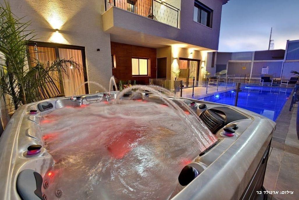 207833 המתחם החיצוני בלילה, אחוזת ינון, וילה  בשלומי וילות - Vila