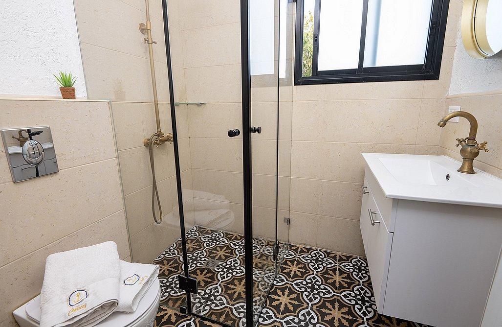 208023 דירת אירוח זוגית עם  מרפסת וגקוזי פנימי, הפנטהאוז של תל אביב, וילה  בתל אביב וילות - Vila