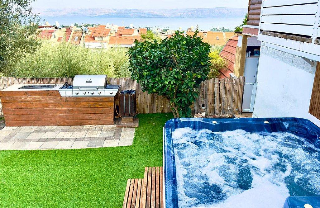 208407 חצר ונוף, וילת בית העץ במגדל, וילה  במגדל וילות - Vila