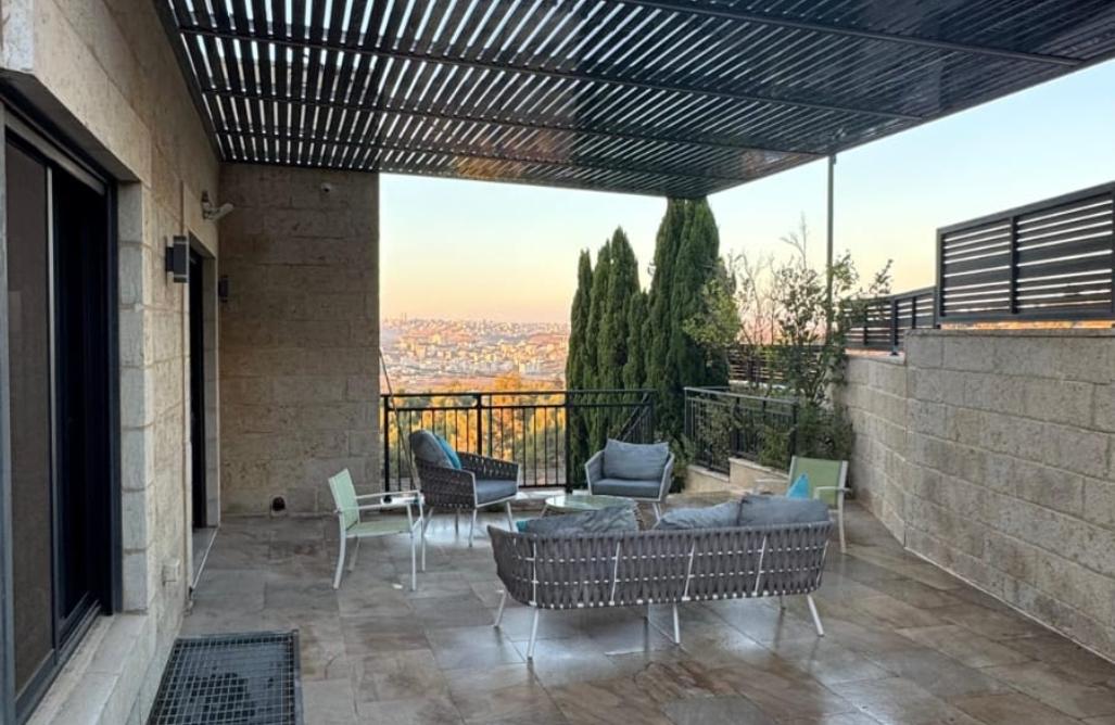 208548 חצר ונוף, וילה נווה שמואל אינדיגו, וילה  בגבעת זאב וילות - Vila