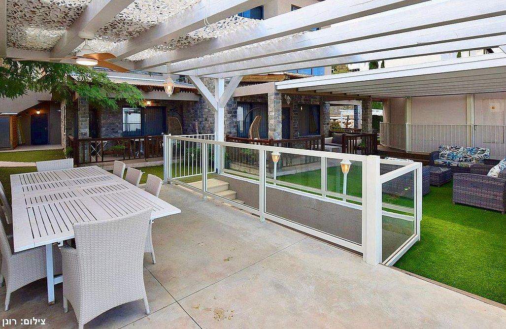209541 מתחם החוץ המשקיף לכנרת, וילה סלו מול הכנרת, וילה  בנוף כנרת וילות - Vila