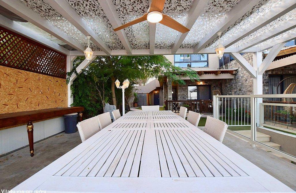 209543 מתחם החוץ המשקיף לכנרת, וילה סלו מול הכנרת, וילה  בנוף כנרת וילות - Vila