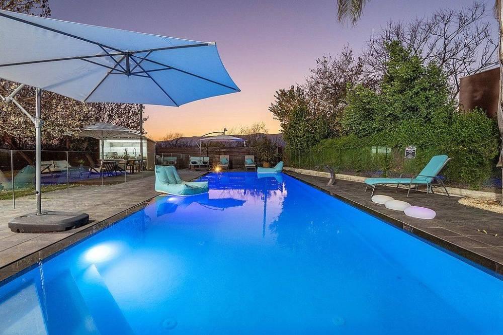 209865 המתחם בערב, וילה שירת הנחל, וילה  בשדה נחמיה וילות - Vila