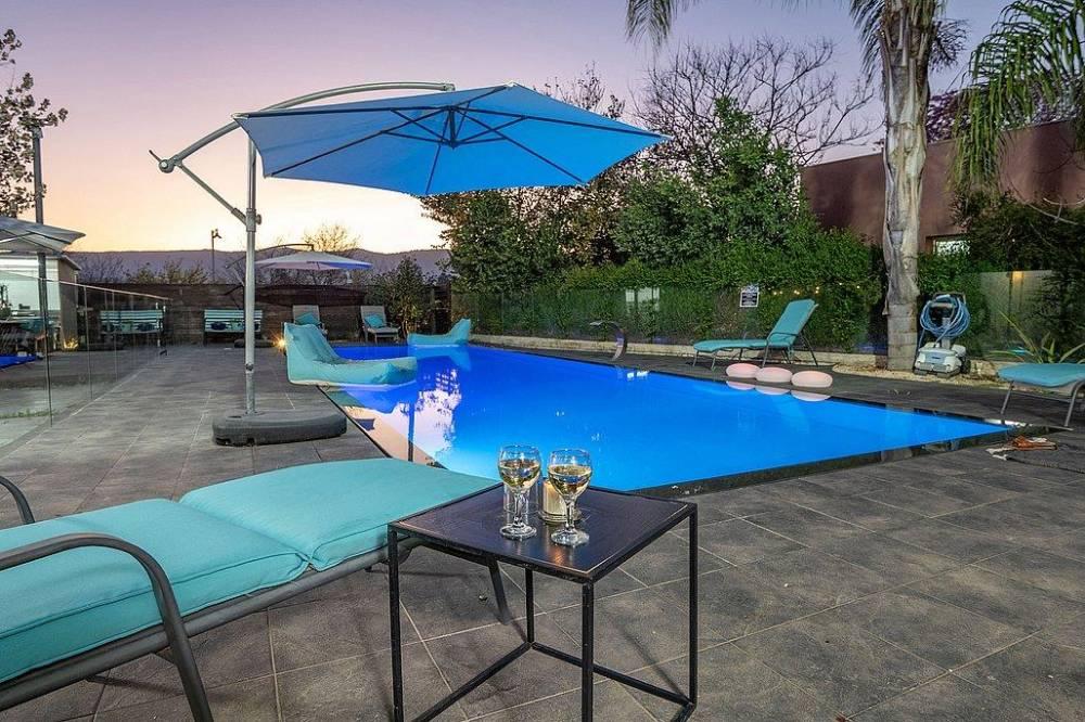 209868 המתחם בערב, וילה שירת הנחל, וילה  בשדה נחמיה וילות - Vila