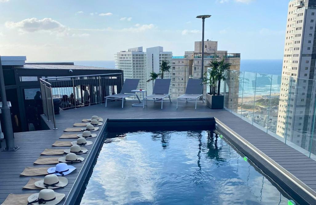 210641 מתחם הגג והבריכה, רויאל פנטהאוז, וילה  בבת ים וילות - Vila