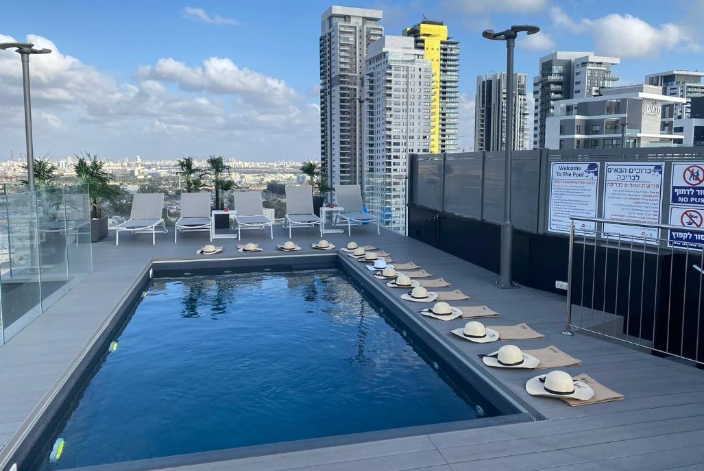 210642 מתחם הגג והבריכה, רויאל פנטהאוז, וילה  בבת ים וילות - Vila