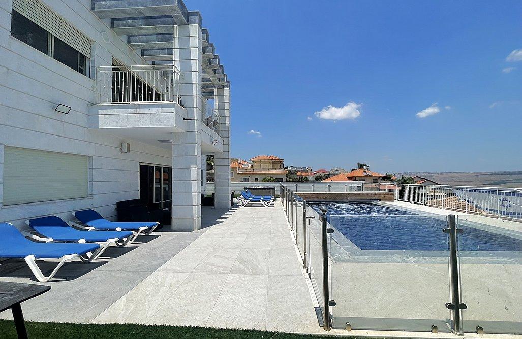 211181 מתחם חיצוני, וילה לבנה יבנאל, וילה  ביבנאל וילות - Vila