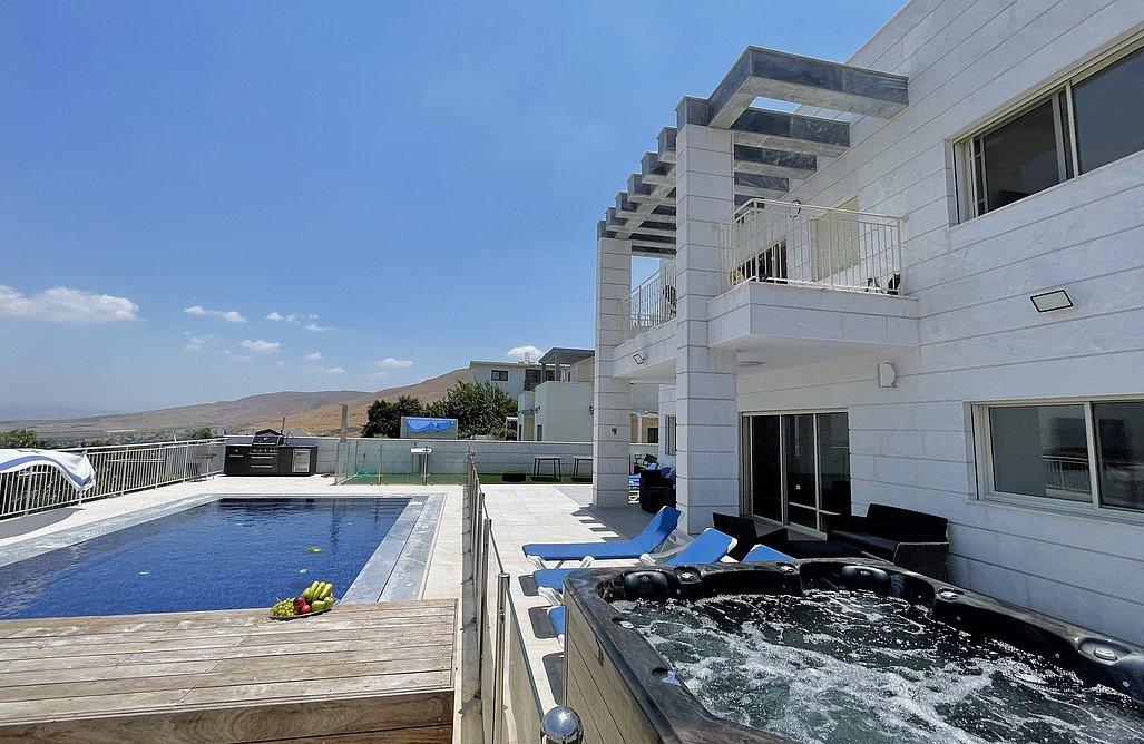 211188 מתחם חיצוני, וילה לבנה יבנאל, וילה  ביבנאל וילות - Vila