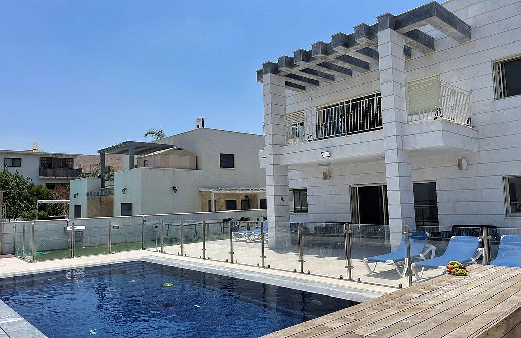 211190 מתחם חיצוני, וילה לבנה יבנאל, וילה  ביבנאל וילות - Vila