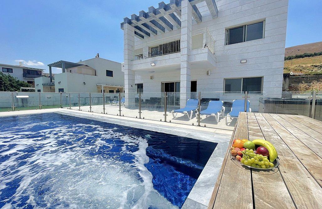 211194 מתחם חיצוני, וילה לבנה יבנאל, וילה  ביבנאל וילות - Vila