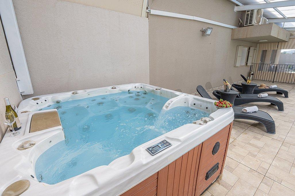 212280 מתחם מקורה בריכה וג'קוזי, אחוזת גליל, וילה  בספסופה וילות - Vila