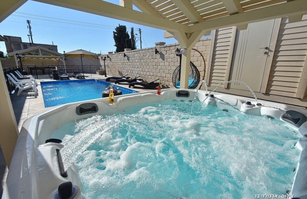 214999 חצר ובריכה, אחוזת אמור, וילה  בספסופה וילות - Vila