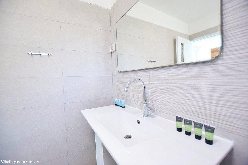 215309 פנים הוילה והחדרים, ויליג' קומפלקס ריזורט, וילה  בניר בנים וילות - Vila