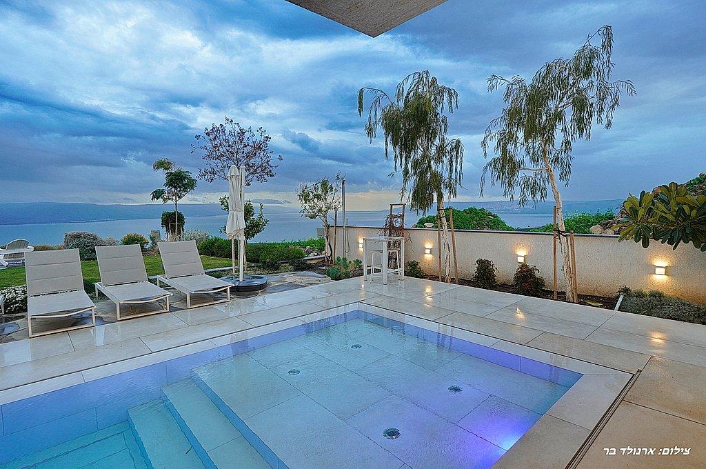 216283 סאן ריזורט - המתחם החיצוני בערב, סאן ריזורט, וילה  באמנון וילות - Vila