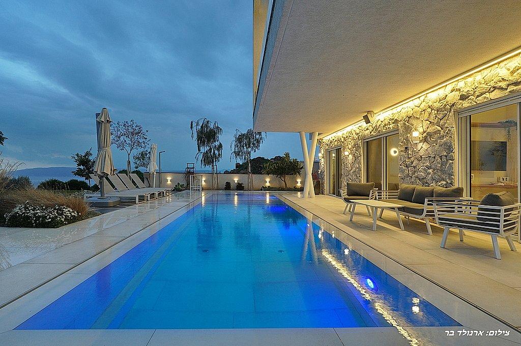 216284 סאן ריזורט - המתחם החיצוני בערב, סאן ריזורט, וילה  באמנון וילות - Vila