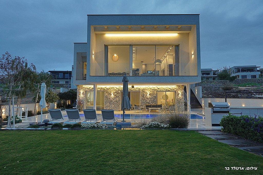 216287 סאן ריזורט - המתחם החיצוני בערב, סאן ריזורט, וילה  באמנון וילות - Vila