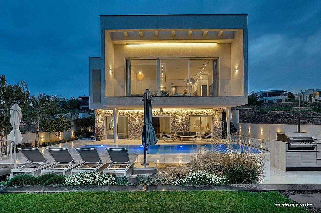 216288 סאן ריזורט - המתחם החיצוני בערב, סאן ריזורט, וילה  באמנון וילות - Vila