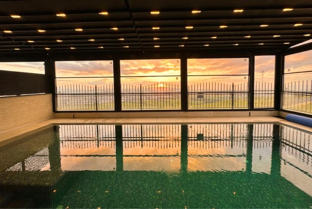 217471 מתחם הבריכה מקורה, רויאל טווינס בוטיק - Royal Twins Boutique, וילה  בנוף כנרת וילות - Vila