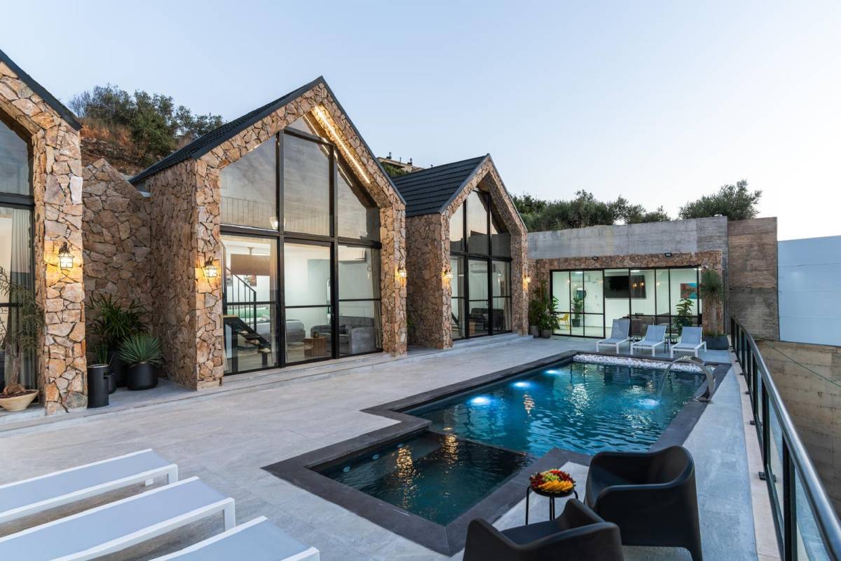 227054 בריכת השחיה והחצר, אחוזת מוריאנה, וילה  בירכא וילות - Vila