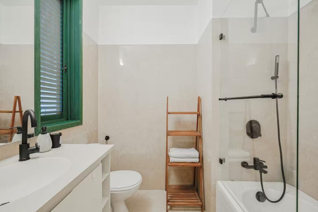 229613 חדרי השינה והרחצה, אחוזת בלו ביי נתניה - Blue Bay Mansion, וילה  בנתניה וילות - Vila