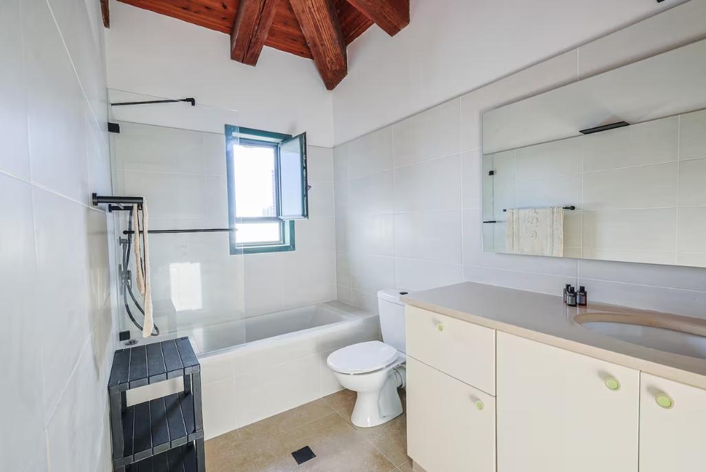 229614 חדרי השינה והרחצה, אחוזת בלו ביי נתניה - Blue Bay Mansion, וילה  בנתניה וילות - Vila
