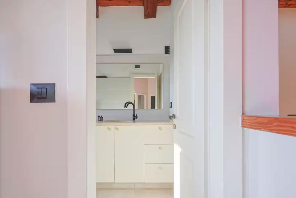 229620 חדרי השינה והרחצה, אחוזת בלו ביי נתניה - Blue Bay Mansion, וילה  בנתניה וילות - Vila