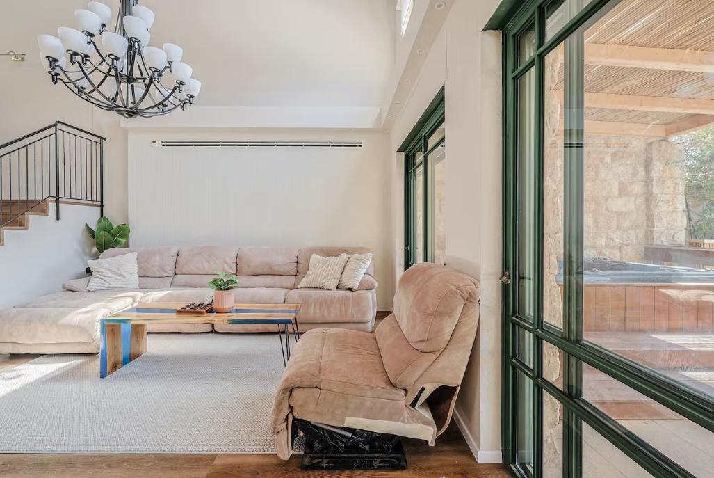 229630 הסלון ופינת אוכל, אחוזת בלו ביי נתניה - Blue Bay Mansion, וילה  בנתניה וילות - Vila