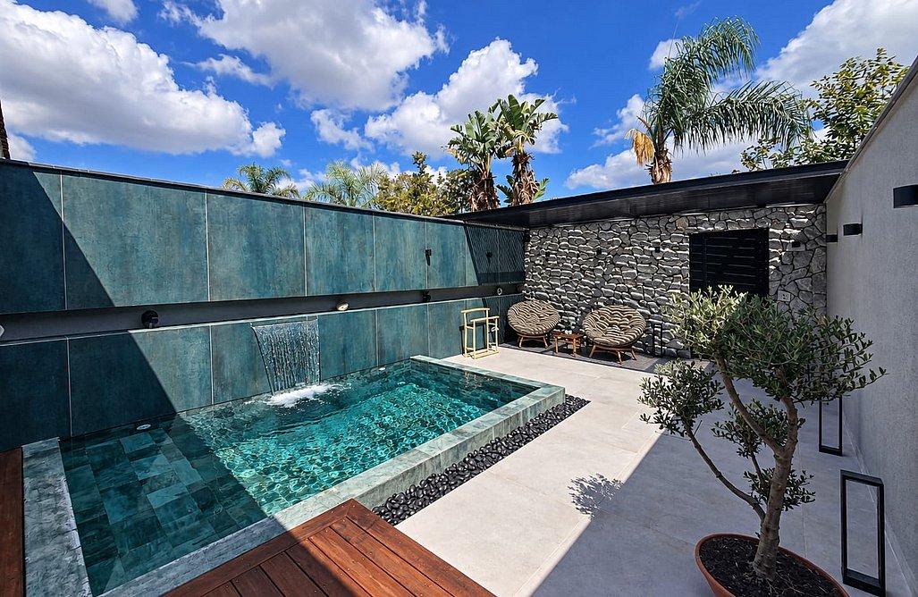 237731 מתחם בריכה וחצר לכל סוויטה, אֵרָא - סוויטות יוקרה, וילה  במעונה וילות - Vila