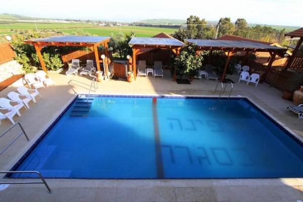 וילה פינה בסגרה פינה בסגרה מיטות שיזוף ובריכה