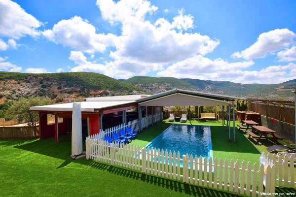 חצר גדולה עם מתחם דק ובריכת שחייה