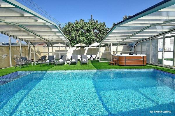 פנינה במטע בריכה וגקוזי ספא