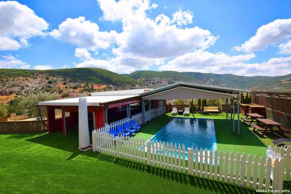 חצר גדולה עם מתחם דק ובריכת שחייה