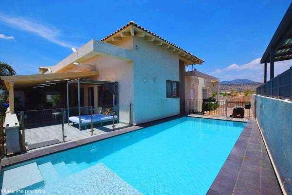 וילה לאורה המתחם החיצוני